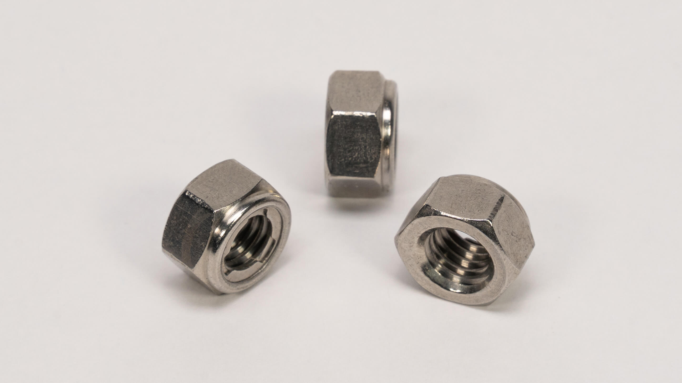 Dadi autobloccanti con inserto metallico